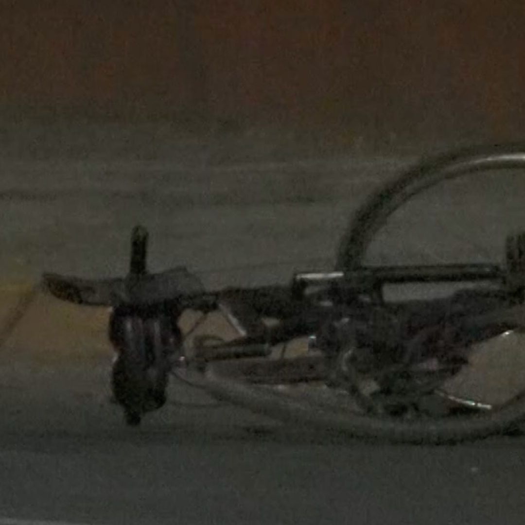 La víctima viajaba a bordo de una bicicleta de color negro cuando fue embestida por un automóvil